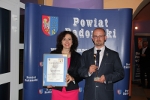  Gala Perły Powiatu - Łukasz Murawski z żoną (fot. Archiwum Starostwa Powiatowego w Radomiu)