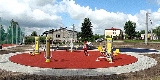 Budowa ogólnodostępnego wielofunkcyjnego boiska sportowego o nawierzchni syntetycznej i placu zabaw z elementami małej architektury w Woli Gutowskiej.
