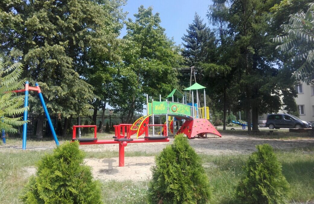 Powstaje nowy plac zabaw we Wrzosie finansowany z projektu grantowego LGD.